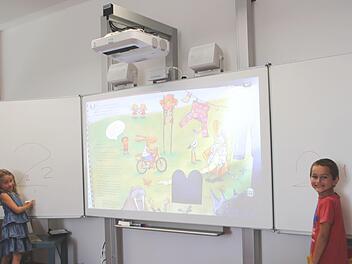 Diese Erstklässer der Anton-Wölker-Schule  dürfen schon am Whiteboard schreiben.  Foto: Andreas Dorsch