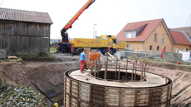 96 Kubikmeter Wasser fasst die neue Löschwasserzisterne. Darüber sollen Parkplätze entstehen.  Foto: Thomas Malz