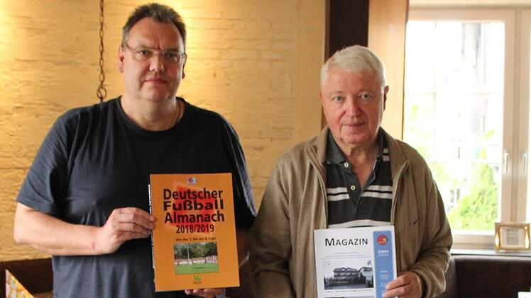 Dirk Henning (l.) und Harald Igel mit den Publikationen. Foto: Niklas Schmitt