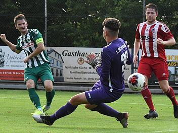 Da ist es passiert: Großbardorfs Kapitän Simon Snaschel schiebt den Ball an Fuchsstadt-Keeper Tayrell Kruppa vorbei zum 1:0 ein. FCler Stefan Graser kann nur zuschauen. Insgesamt zeigten beide Mannschaften im Test gegeneinander noch viele Schwächen. Foto: Hopf