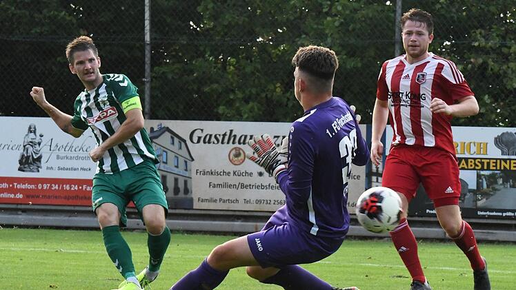 Da ist es passiert: Großbardorfs Kapitän Simon Snaschel schiebt den Ball an Fuchsstadt-Keeper Tayrell Kruppa vorbei zum 1:0 ein. FCler Stefan Graser kann nur zuschauen. Insgesamt zeigten beide Mannschaften im Test gegeneinander noch viele Schwächen. Foto: Hopf