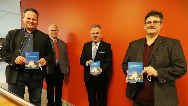 Holger Peilnsteiner (rechts) hat zum 700-jährigen Bestehen des Langheimer Amtshofes ein Buch geschrieben, das nun im Beisein von OB Ingo Lehmann, Rolf Peilnsteiner und Landrat Klaus Peter Söllner(von links) vorgestellt wurde. Foto: Werner Reißaus