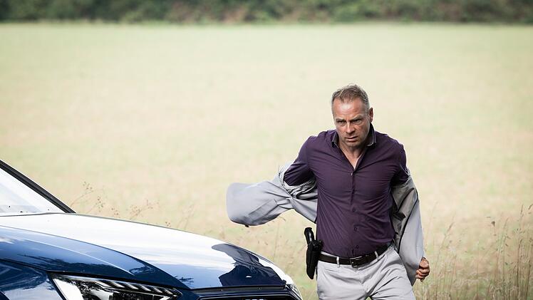 Niemals mit Jacke: Das Thema des Films kann noch so ernst sein, Jürgen Simmel (Hinnerk Schönemann) nimmt nie die Verfolgung auf, ohne sich vorher seines Jacketts zu entledigen.