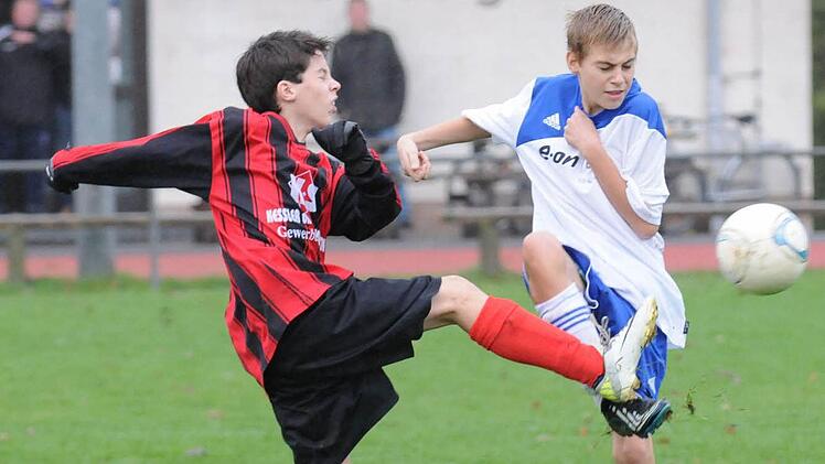 Mit Schmackes in den Zweikampf: Lukas Elbert von der SG Steinach (links) und Leonhard Zink von der SG Langendorf. Foto: ssp