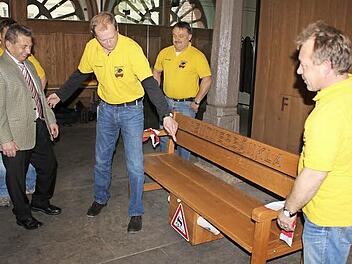 Schreiner Franz Dorsch wies seinen scheidenden Chef in die Handhabe des Rentnerbänklas (mit Kühlfach unten) ein, das die Bauhofmitarbeiter zum Abschied gefertigt hatten.