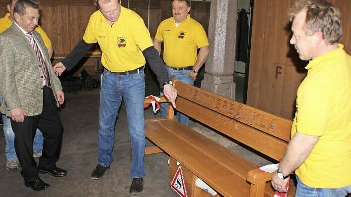 Schreiner Franz Dorsch wies seinen scheidenden Chef in die Handhabe des Rentnerbänklas (mit Kühlfach unten) ein, das die Bauhofmitarbeiter zum Abschied gefertigt hatten.