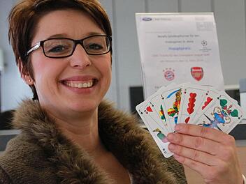 Tanja Fuchs hat ein gutes Blatt in der Hand. "Ich werd' aber nicht mitspielen", versichert die Elternbeiratsvorsitzende, die das Turnier organisiert hat. Foto: Josef Hofbauer