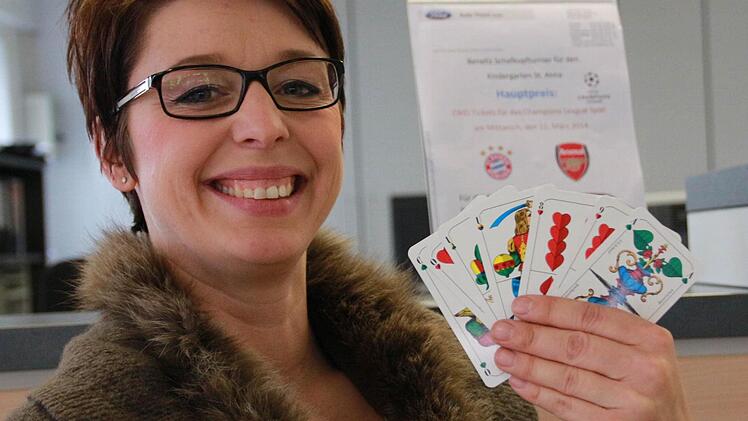 Tanja Fuchs hat ein gutes Blatt in der Hand. "Ich werd' aber nicht mitspielen", versichert die Elternbeiratsvorsitzende, die das Turnier organisiert hat. Foto: Josef Hofbauer