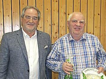 Walter Stüpfert (rechts) wurde für 40 Jahre Mitgliedschaft von Vorsitzendem Dietmar Wächter ausgezeichnet.  Foto: Martin Koch