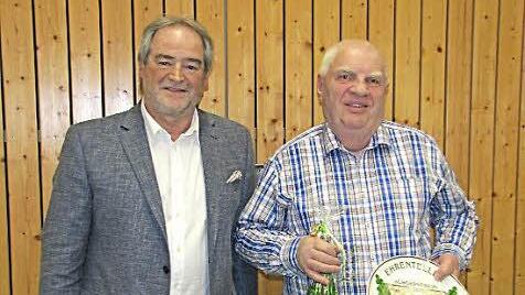 Walter Stüpfert (rechts) wurde für 40 Jahre Mitgliedschaft von Vorsitzendem Dietmar Wächter ausgezeichnet.  Foto: Martin Koch