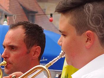 Er liebt die Musik: Christopher Suchy aus Gereuth ist mit seinen 14 Jahren den Kindern der Bläserklasse schon einige Schritte voraus - hier beim Braugassenfest mit seinem Ausbilder Christian Baum. Neben seinem Talent hat er auch eine extravagante Frisur zu bieten. Foto: Johanna Eckert