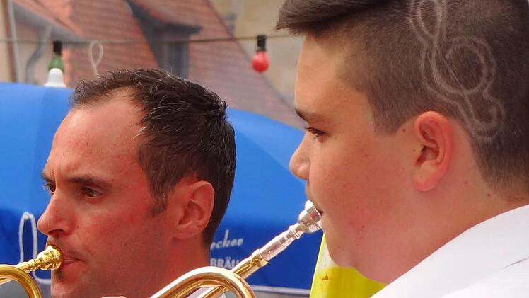 Er liebt die Musik: Christopher Suchy aus Gereuth ist mit seinen 14 Jahren den Kindern der Bläserklasse schon einige Schritte voraus - hier beim Braugassenfest mit seinem Ausbilder Christian Baum. Neben seinem Talent hat er auch eine extravagante Frisur zu bieten. Foto: Johanna Eckert