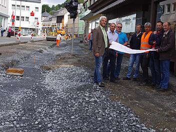 Bei einem Ortstermin überzeugen sich (von links) Bürgermeister Timo Ehrhardt, Geschäftsführer Thomas Kleylein (Ingenieurbüro HTS-Plan), Matthias Daum von der Bauaufsicht, Straßenbauamt-Sachgebietsleiter Ralf Holzheimer, Bauleiter Jörg Suck (Strabag), geschäftsleitender Beamter Frank Ziener sowie Bauhofleiter Claus Lindig vom guten Voranschreiben der Baumaßnahme.  Foto: Heike Schülein