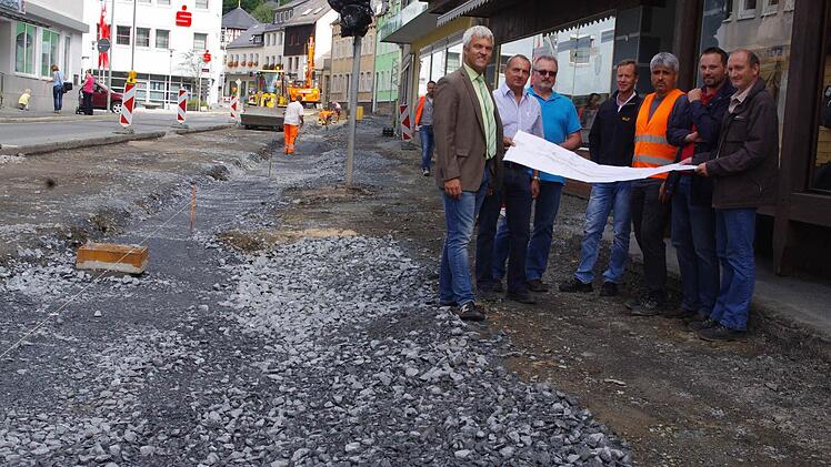 Bei einem Ortstermin überzeugen sich (von links) Bürgermeister Timo Ehrhardt, Geschäftsführer Thomas Kleylein (Ingenieurbüro HTS-Plan), Matthias Daum von der Bauaufsicht, Straßenbauamt-Sachgebietsleiter Ralf Holzheimer, Bauleiter Jörg Suck (Strabag), geschäftsleitender Beamter Frank Ziener sowie Bauhofleiter Claus Lindig vom guten Voranschreiben der Baumaßnahme.  Foto: Heike Schülein
