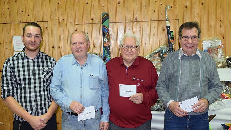 Der Vorsitzende des TSV Gauaschach, Julian Engelhardt (von links), gratulierte Wolfgang Treptau, Peter Kaiser und Karlheinz Blatz.  Foto: Raimund Spahn