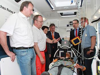 Die Herzdruckmassage übernimmt für die Helfer jetzt "Lucas 3". Unser Bild zeigt im neuen Rettungswagen (von links) Jörg Angermann und Michael Martin vom BRK, Klinikum-Geschäftsführerin Brigitte Angermann, BRK-Kreisvorsitzenden Landrat Klaus Peter Söllner, BRK-Kreisgeschäftsführer Jürgen Dippold und Dritten Bürgermeister Frank Wilzok. Fotos: Alexander Hartmann