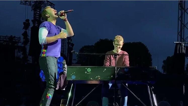 Ferdinand Schwartz landet unverhofft auf der Bühne von Coldplay und begleitet Chris Martin. Das ist die Geschichte des jungen Mannes. Foto: Screenshot