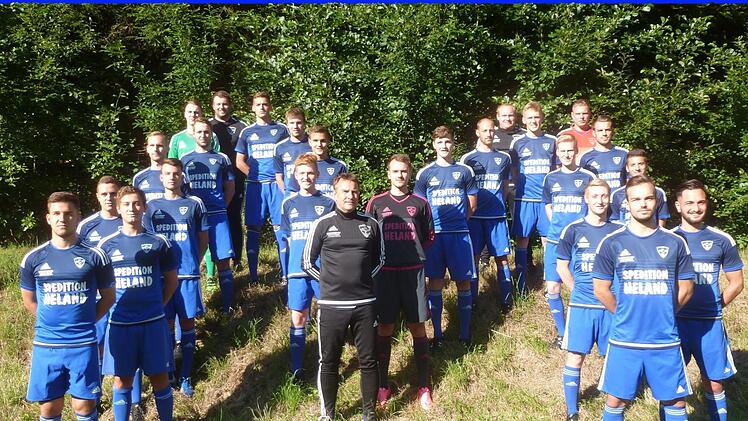 Die "Mönche" (von links nach rechts): Aaron Schmidt, Kai Müller, Alexander Stutzki, Luca Endler, Marco Bornitzky, Kevin Greiner, Kevin Wegener, Christian Holzmann (Torwarttrainer), Marius Stammberger, Konstantin Müller, Niklas Ehrlicher, Miguel Malaj, Thomas Hüttl (Cheftrainer), Jannik Knoch, Lukas Köhn, Kevin Treubel, Marcel Pavel (Co-Trainer), Daniel Puff, Marcel Kühn, Robert Greiner, Philipp Engelhardt, Alex Mancini, Marc Werner, Murat Kirtay, Jannik Späth. Foto: Matthias Forkel