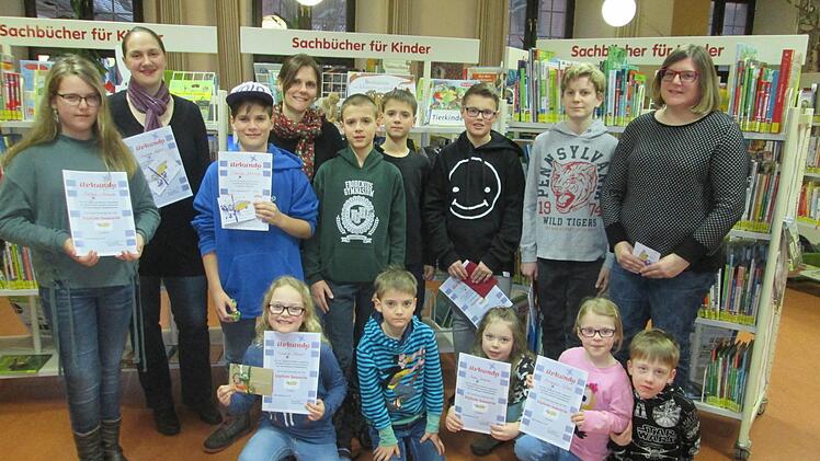 Stolz präsentieren die treuesten Leser der Stadtbibliothek ihre "Diplome".