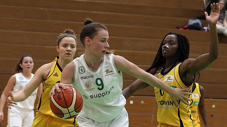Die Bambergerin Julia Förner behauptet sich gegen ihre Mannschaftskameradin aus dem deutschen U18-Europameisterteam, Helena Eckerle (links), und die Dirigentin des Saarlouis-Spiels, Ariel Hearn. Foto: sportpress