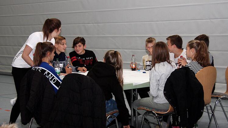Die Jugendlichen tauschten an Thementischen ihre Ideen aus.   Foto: Richard Sänger