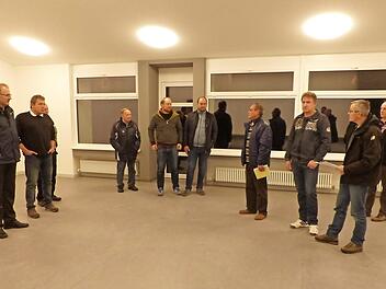 Bei einem Ortstermin in der ehemaligen Schule machten sich die Guttenberger Gemeinderäte zusammen mit Bürgermeister Eugen Hain (Vierter von rechts) und dem Architekten Harald Schramm (Zweiter von rechts) ein Bild vom Stand der Bauarbeiten.  Foto: Klaus-Peter Wulf