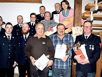 Nicht nur die langj&auml;hrigen und verdienten Mitglieder der Feuerwehr Baiersdorf freuten sich &uuml;ber ihre Auszeichnungen, sondern auch B&uuml;rgermeister Robert H&uuml;mmer, die Mitglieder der Kreisbrandinspektion, des Gemeinderates, der St&uuml;tzpunktwehr von Altenkunstadt und der Ortswehr von Baiersdorf. Foto: Dieter Radziej