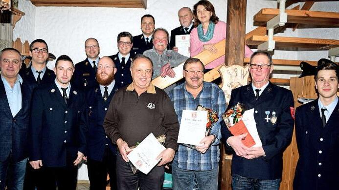 Nicht nur die langj&auml;hrigen und verdienten Mitglieder der Feuerwehr Baiersdorf freuten sich &uuml;ber ihre Auszeichnungen, sondern auch B&uuml;rgermeister Robert H&uuml;mmer, die Mitglieder der Kreisbrandinspektion, des Gemeinderates, der St&uuml;tzpunktwehr von Altenkunstadt und der Ortswehr von Baiersdorf. Foto: Dieter Radziej