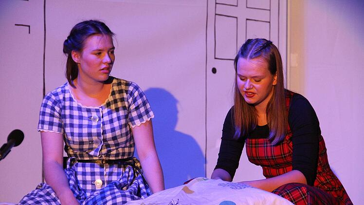 Andri (rechts, Lisa Stock) und ihre Schwester Barblin (links, Elly Kinscher) lieben sich.