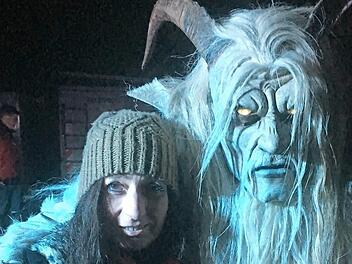 Der Krampus von den "Oberpfälzer Schlossteufeln" mit Ute Fehn aus Bächlein  Foto: Dieter Wolf