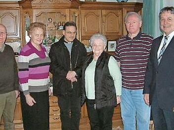 In Nurn feierte Barbara "Betty" Deuerling (Vierte von links) ihren 80. Geburtstag. Mit im Bild (von links) Pfarrgemeinderatsvorsitzender Josef Schuberth, Pfarrsekretärin Ingrid Burkert-Mazur, Pfarrer Richard Reis, Ehemann Anton Deuerling und Steinwiesens Bürgermeister Gerhard Wunder.  Foto: Hans Franz