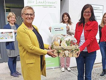 Kreisbäuerin Rose Kraus (vorne links) bei der Übergabe der Spende an Eva Wichtermann vom Kreisverband der Arbeiterwohlfahrt Foto: Carmen Schwind