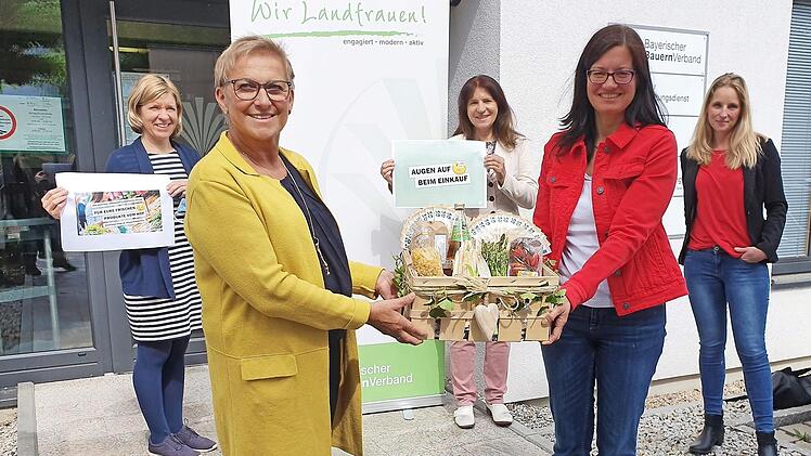 Kreisbäuerin Rose Kraus (vorne links) bei der Übergabe der Spende an Eva Wichtermann vom Kreisverband der Arbeiterwohlfahrt Foto: Carmen Schwind