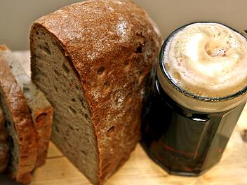 Mit den steigenden Energie- und Rohstoffpreisen werden auch Bier und Brot teurer.