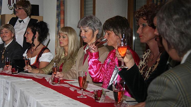 Am langen Tisch nahmen die Großfamilie und Freunde ihre Plätze ein.