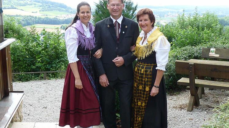 Michael Stumpf posiert mit seiner Tochter und Ehefrau.