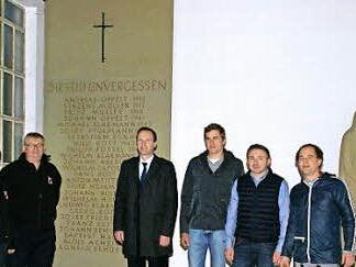 Gut lesbar ist jetzt die Gedenktafel für die Gefallenen aus Dippach. Darüber freuten sich, von links: Erika Hofmann, Philipp Engel (beide Feuerwehr), Bürgermeister Michael Ziegler, Stadtrat Thomas Bauerschmitt, Uwe Voll ("Gfruana") und Steinrestaurator Matthias Graser.  Foto: sw