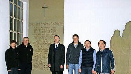 Gut lesbar ist jetzt die Gedenktafel für die Gefallenen aus Dippach. Darüber freuten sich, von links: Erika Hofmann, Philipp Engel (beide Feuerwehr), Bürgermeister Michael Ziegler, Stadtrat Thomas Bauerschmitt, Uwe Voll ("Gfruana") und Steinrestaurator Matthias Graser.  Foto: sw