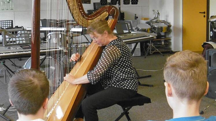 Musikstunde einmal anders: Maria Graf erklärt den Schülern der Realschule die Harfe. Foto: Regina Rinke