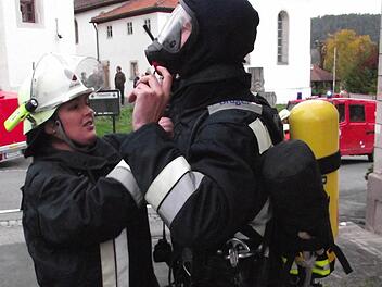 Wie teuer darf Schutzbekleidung sein? Um diese Frage dreht sich ein Streit, der zwischen dem Markt Kasendorf und der örtlichen Feuerwehr entbrannt ist. Foto: Archiv/Dieter Wolf