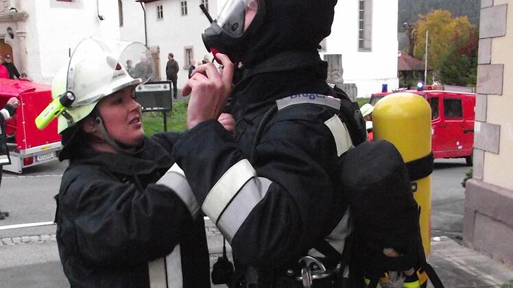 Wie teuer darf Schutzbekleidung sein? Um diese Frage dreht sich ein Streit, der zwischen dem Markt Kasendorf und der örtlichen Feuerwehr entbrannt ist. Foto: Archiv/Dieter Wolf