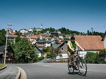 Norbert Behrens aus Kronach fährt mit dem Rad durch Wilhelmsthal.