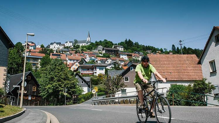 Norbert Behrens aus Kronach fährt mit dem Rad durch Wilhelmsthal.