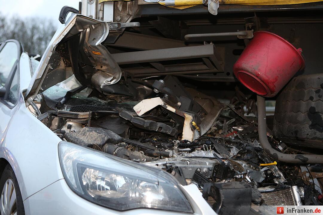 A3 voll gesperrt: Pkw rutscht unter Lkw