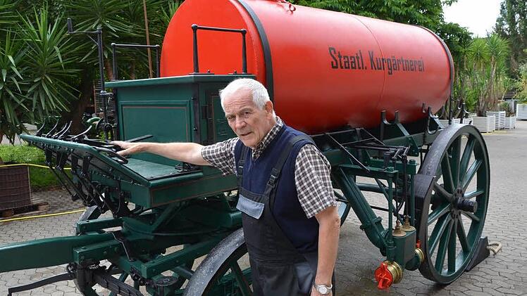 Peter Krug und seine Helfer haben den Sprengwagen von 1912 wieder auf Vordermann gebracht.  Foto: Peter Rauch