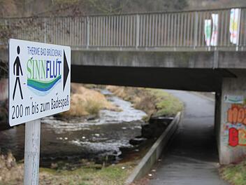 Ein weiter Weg: Hinweisschilder weisen auf die Unterführung an der Sinn hin. Foto: Ulrike Müller