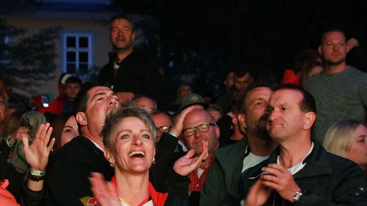 Ein Abend zwischen Hoffen und Bangen: Zahlreiche Fußball-Fans erlebten im Coburger Prinzengarten beim Public Viewing die Übertragung des WM-Vorrundenspiels zwischen Deutschland und Schweden.Foto: Jochen Berger
