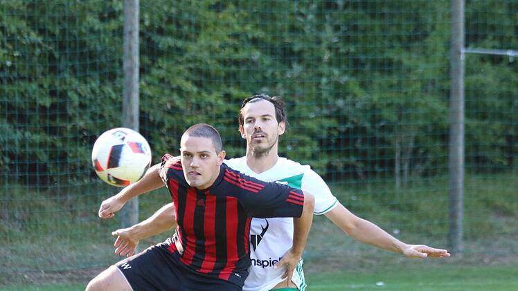 Weilersbachs Lukas Erlwein (li.) erwartet den Ball. Michael Ulrich, der als Moggaster Spielertrainer den Innenverteidiger der Dreierkette spielte, war sofort dran.  Fotos: Uwe Kellner