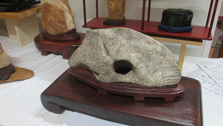 Der durchbohrte Muschelkalkbrocken ist ein Fund nahe der Trimburg. Winfried Ehling