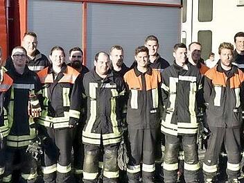 Die erfolgreichen Feuerwehrleute mit den Vertretern der FFW-Dienstaufsicht und der Stadt  Foto: Gerold Snater